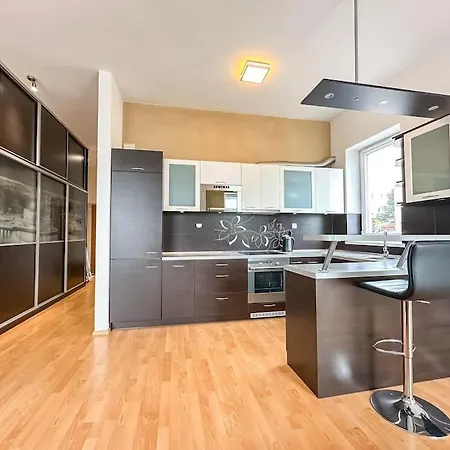 Suro I Garage Parking 24/7 Self Check-in Banska Bystrica