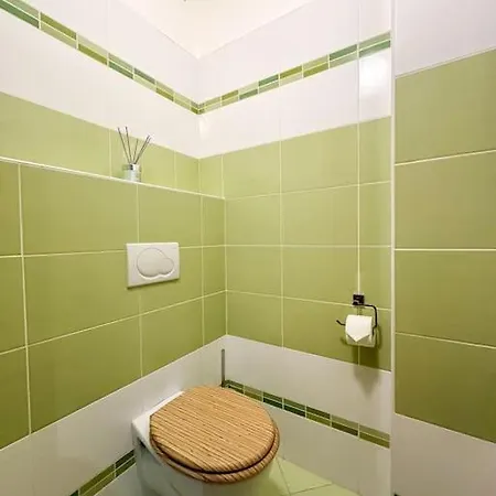 Suro I Garage Parking 24/7 Self Check-in *