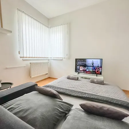 Suro I Garage Parking 24/7 Self Check-in Apartmán Banska Bystrica